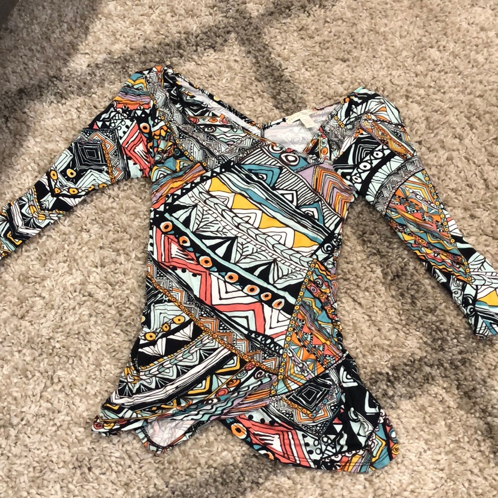 Quarter sleeve pattern shirt. - Picture 2 of 2